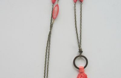 sautoir pompon de fil corail et chaine bronze