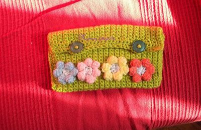 Petite pochette fleurie au crochet