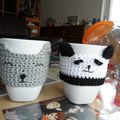 Cache-mug au crochet: chat et panda