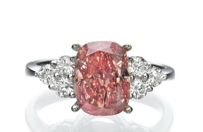 Bague ornée d'un exeptionnel diamant Fancy Intense Pink, de taille coussin