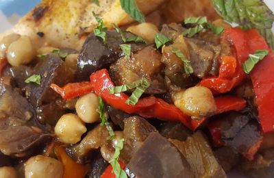 SALADE AUBERGINES-POIVRONS-TOMATES-POIS CHICHES
