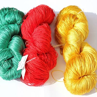 Aujourd'hui, des fils de soie aux couleurs éclatantes