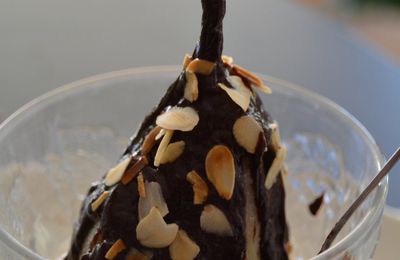 Poire pochée, sauce chocolat