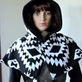 MINI PONCHO A CAPUCHE FEMME MOTIFS AZTEQUES NOIRS ET BLANCS 