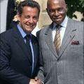 			ABDOULAYE WADE SALIT LA MEMOIRE DE C.A.D en laissant Nicolas Sarkozy à l'enceinte du savant.