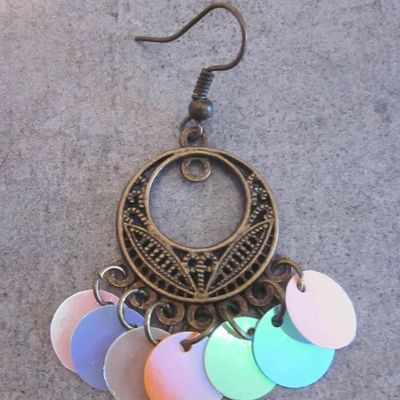Boucles d'oreilles artisanales avec sequins différentes couleurs  