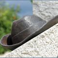 BULLECOURT : Le monument aux britanniques et australiens (détail : le chapeau que portaient les soldats australiens)