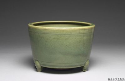 Tripod incense burner in celadon glaze, Longquan ware, Ming dynasty (1368-1644)