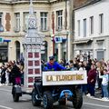 EN ATTENDANT DE DÉFILER A AUBENTON, LA FLORENTINE DANS LES RUES D’HIRSON.