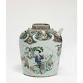 Grande verseuse en porcelaine et émaux de la famille verte. Chine, période Kangxi
