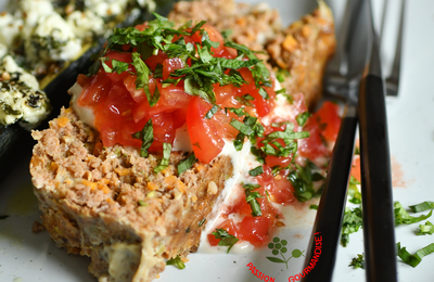 PAiN DE ViANDE AUX LÉGUMES, SAUCE TAHiNi & DÉS DE TOMATES