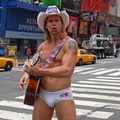Rélocos - Le Naked Cowboy, le guitariste à moitié nu de New York