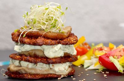 Millefeuille aux tuiles de levure maltée-sésame, coulemelles et fromage végétal