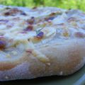 Pizza chèvre-miel avec une bonne pâte à la farine de seigle