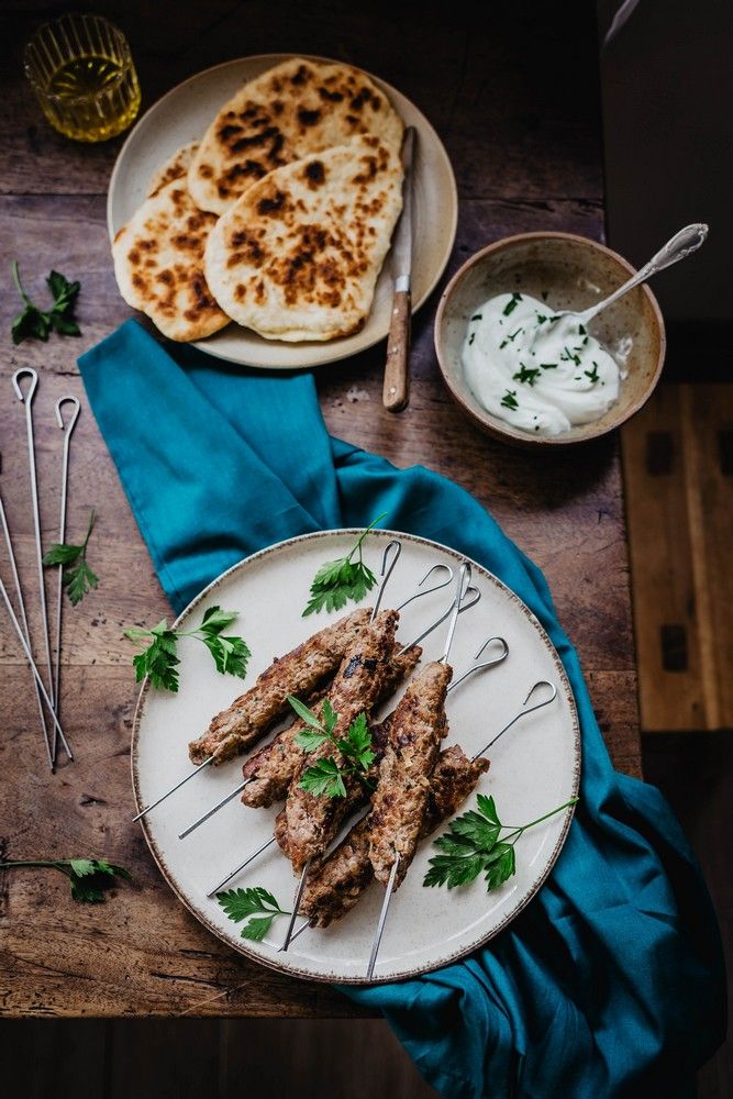 brochettes de kefta, facile, viande hachée, coriandre, sandwich avec pain pita, sauce blanche