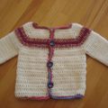 un nouveau gilet de bébé au crochet 