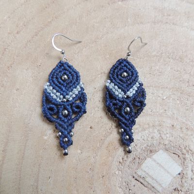 Boucles d'oreilles en micro-macramé bleu nuit et argent