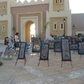 Abderrahmane Zenati expose ses peintures et signe ses livres à l’esplanade de Marina à Saïdia