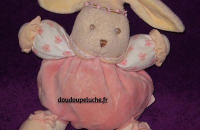 Doudou lapin boule Kaloo Lilirose, rose blanc, fleurs, velours, doudoupeluche.fr