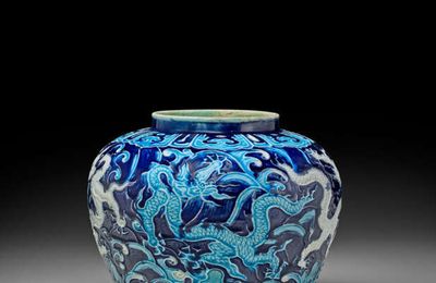 An imperial fahua ‘dragon’ jar, guan, Chenghua-Hongzhi period, late 15th century