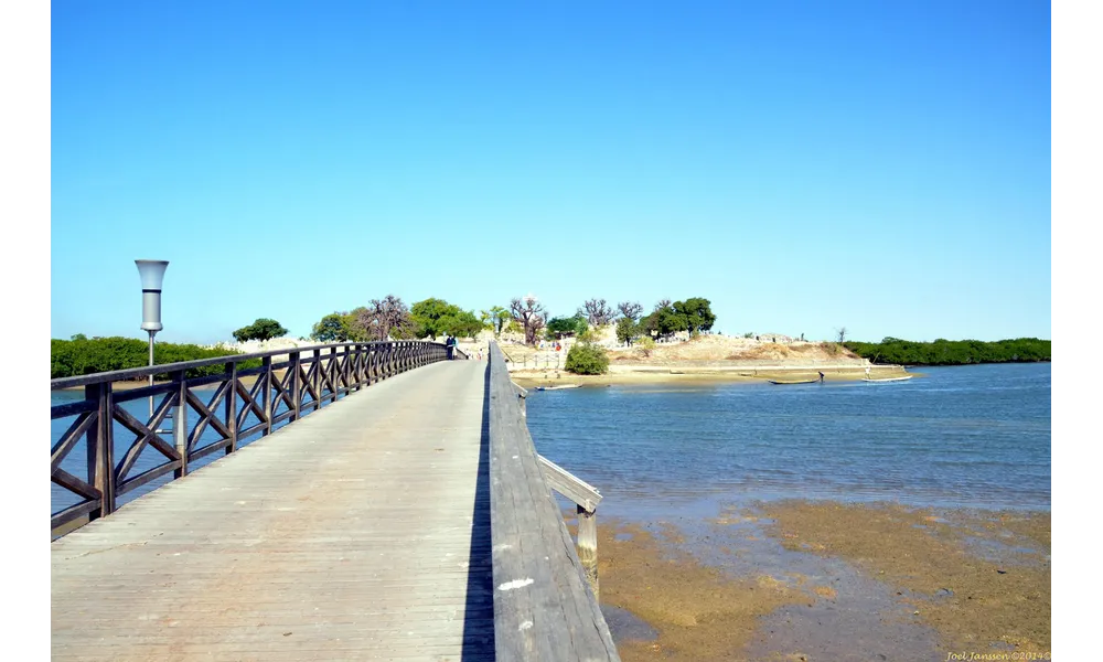 Nouvelles photos "l'ile aux coquillages"dans l'album AFRIQUE 3. L'ile aux coquillages est reliée à JOAL par un pont.