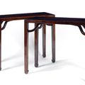 Paire de tables en bois d'orme de belle patine. Chine, fin XIXe siècle