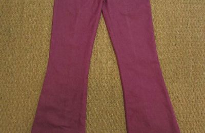 Pantalon rose stretch, ceinture cloutée et 2 poches amovibles, T.36 Diab'less. Neuf. 15 euros.