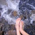 Photo du jour, le torrent et les pieds.