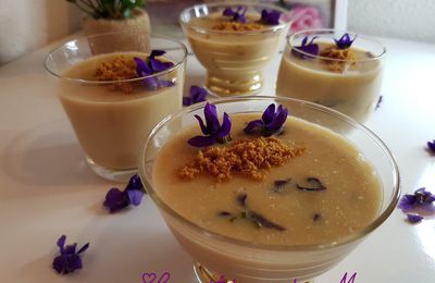 Crème au chocolat blanc et fleurs de violettes de Toulouse