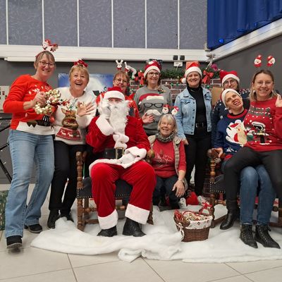 Arbre de Noël : Toute une équipe mobilisée dans la bonne humeur 