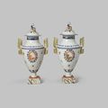 Pair of urns and covers, Qing dynasty, Jiaqing period (1796-1820), circa 1800-1820
