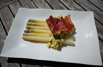 Asperges à la flamande, chips de jambon cru