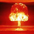 WWIII: Pendant que la Terre commence à basculer sur son axe, les USA s'apprêtent à détruire par le feu Atomique la Corée du Nord