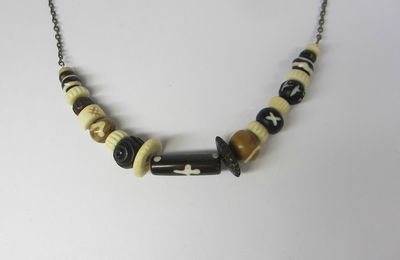 Collier ethniques perles en os,boucles d'oreilles rétros et collier bohème estampe et sequins