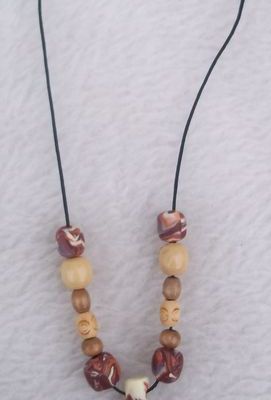 Une petite série de collier tribal