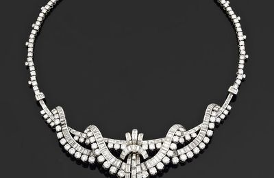 Collier draperie en platine, retenant par une rivière de diamants. Vers 1955