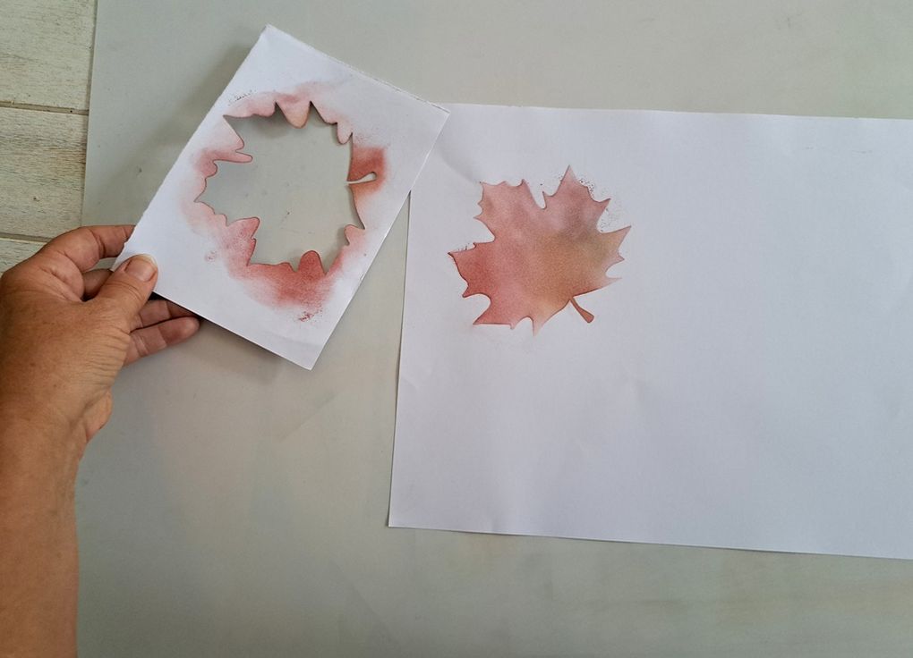 Avec la grande feuille d'arbre