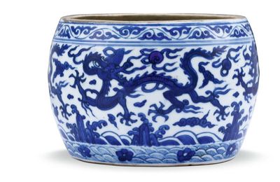 A blue and white 'dragon' jar, Mark and period of Wanli (1573-1619)
