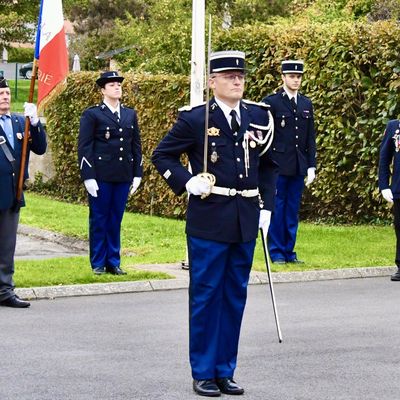PRISE OFFICIELLE DE COMMANDEMENT DU CAPITAINE ANDREZEJEWSKI A LA TÊTE DE LA BRIGADE DE GENDARMERIE.