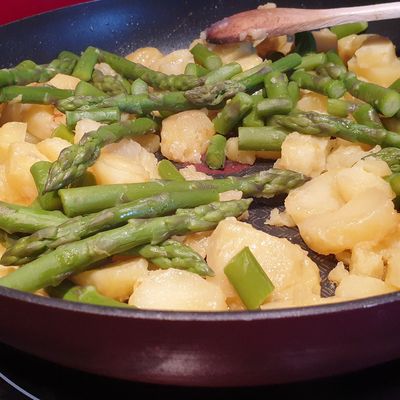 Poêlée de pommes de terre et d'asperges vertes, un petit délice... 