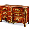 Très grande Commode tombeau en arbalète. Attribuée à Gaudreaus, France, début du XVIIIe siècle
