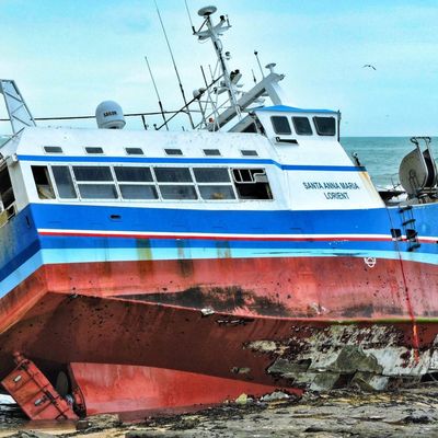Opération de sauvetage après l’échouement d’un navire de pêche aux Sables-d’Olonne