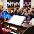 Les villageois chantent Noël au temple