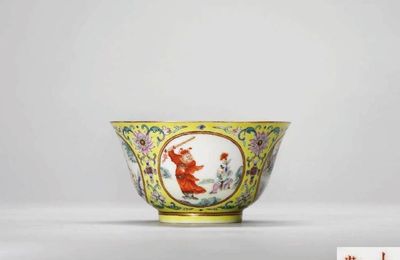 A rare famille rose yellow-ground 'medallion' bowl, Xianfeng six-character mark in iron-red and of the period (1851-1861) 