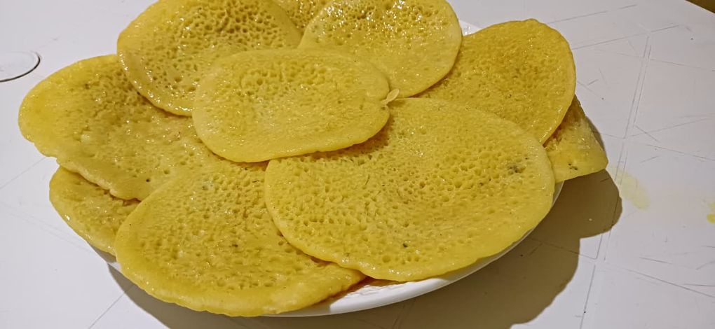 Une petite équipe de pâtissiers fait des baghrir بغرير au temps d'accueil ce lundi à O.T.