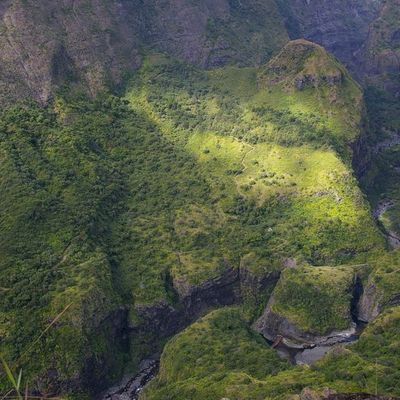 Au milieu coule une rivière...