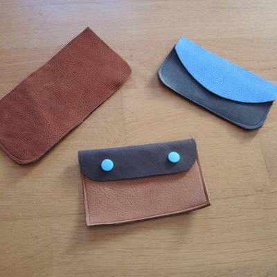 Avec des chutes de cuir