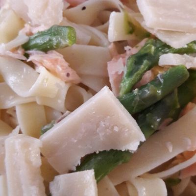 Tagliatelles aux 2 saumons et aux asperges vertes
