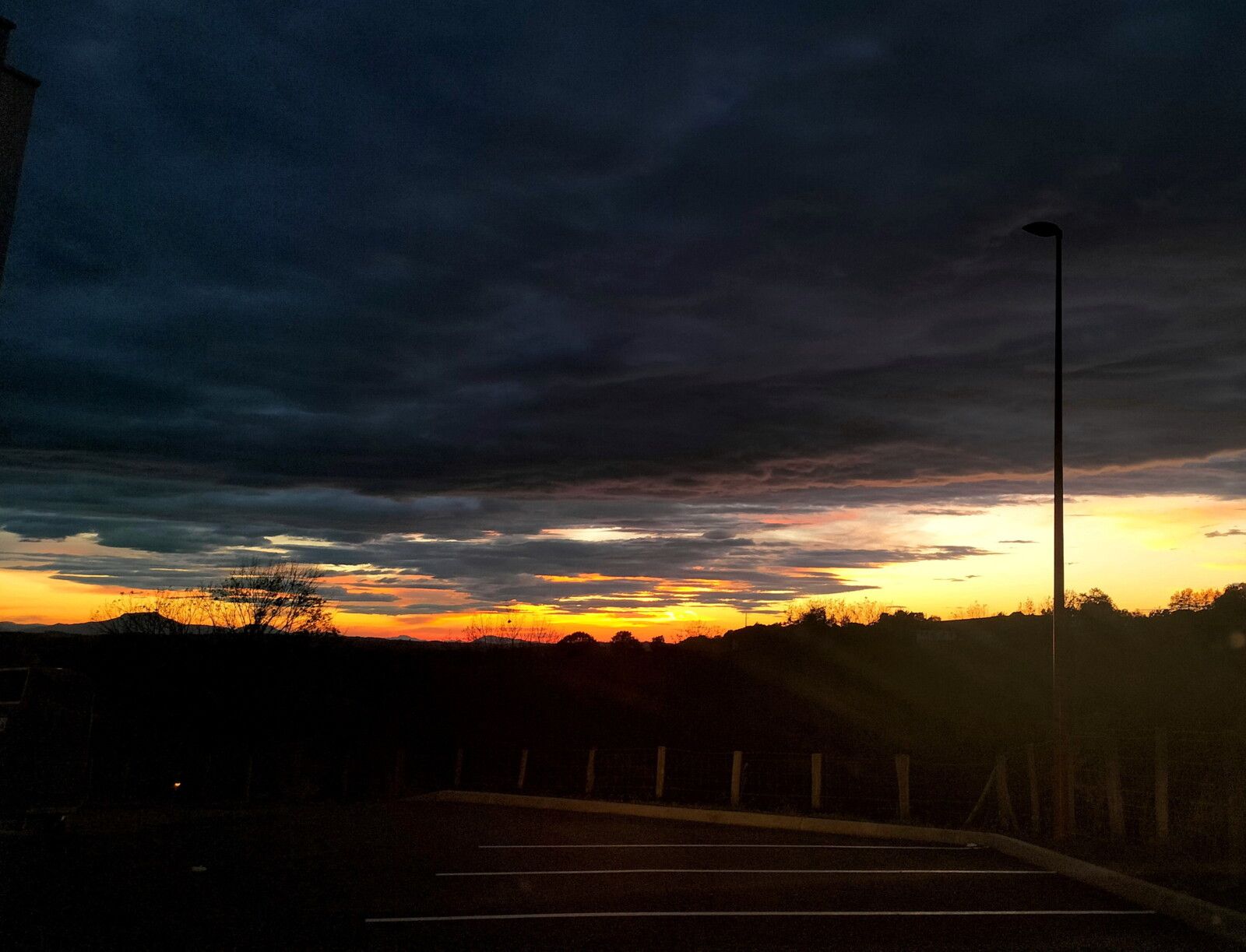 Bardos, sur la route, fin de journée, automne, parking. (64)