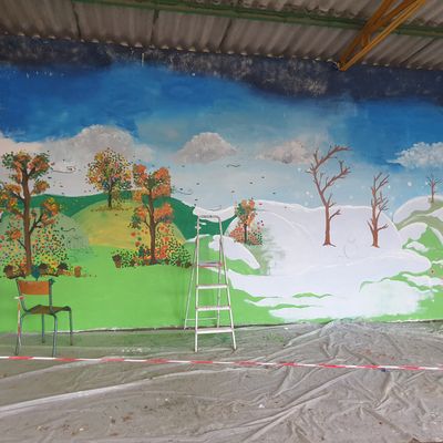 Fresque à l'école de St Côme d'Olt....de 3 ans à11 ans...on peint sur le mur....décors et détails...